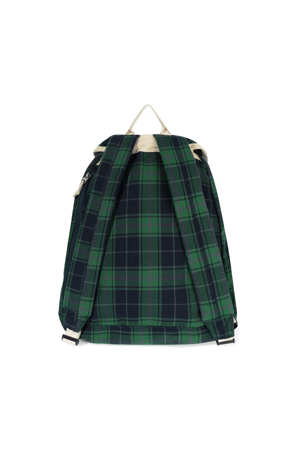플란넬 익스플로러 데이팩 그린은 여성, 미디엄 사이즈의 코튼 소재 데이팩입니다. 그린 컬러의 체크 패턴과 버클 디자인 장식이 특징이며, 스트링으로 조절 가능한 메인 포켓, 측면 지퍼 포켓, 키링 루프 디테일, 그리고 심볼 라벨이 돋보입니다. 가방은 사각 모양에 버클형, 지퍼형, 조임용 끈으로 잠금 방식을 제공하여 수납의 편리성을 높였습니다. 캐주얼, 클래식, 미니멀 스타일을 선호하는 분들께 동네 마실룩, 산책룩, 여행룩에 두루 어울리는 아이템입니다.
