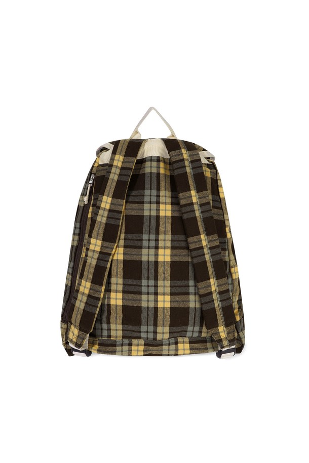옐로우 컬러의 플란넬 익스플로러 데이팩은 여성 고객을 위한 미디엄 사이즈 데이팩입니다. 플란넬 코튼 혼방 원단에 체크 패턴이 돋보이며, 버클과 스트링으로 포인트를 더했습니다. 사각 형태의 데이팩으로, 키링 루프와 측면 지퍼, 그리고 버클형/지퍼형/조임용 끈 잠금 방식으로 실용성을 높였습니다. 데이트룩, 동네 마실룩, 쇼핑룩 등 캐주얼, 클래식, 미니멀 스타일을 즐겨 입는 고객에게 추천합니다. 심볼 라벨이 디자인의 완성도를 높여줍니다.
