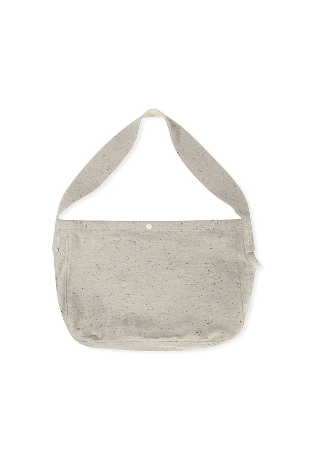 Nep 메일 백 아이보리는 여성, 미디엄 사이즈의 사각 메일백입니다. 면, 울, 폴리에스테르 혼방의 부드러운 소재로 제작되었으며, 아이보리 컬러의 무지 디자인이 특징입니다. 내부 포켓으로 실용성을 더하고, 일본산 원단을 사용하여 높은 퀄리티를 자랑합니다. 키링, 사이드 루프, 심볼 라벨 등의 디자인 장식이 돋보이며, 데이트룩, 카페룩, 쇼핑룩 등 다양한 TPO에 잘 어울립니다. 미니멀, 클래식, 캐주얼 스타일을 즐기는 분들께 추천합니다.
