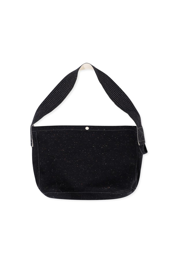 Nep 메일 백 블랙은 면, 울, 폴리에스테르 혼방 소재로 제작된 남성용 메일 백입니다. 미디엄 사이즈의 사각 쉐입에 무지 패턴으로, 미니멀, 클래식, 시크 스타일을 연출하기 좋습니다. 출근룩, 비즈니스 캐주얼, 모임룩 등 다양한 TPO에 활용 가능하며, 내부 포켓과 사이드 루프, 데이브레이크 심볼 라벨, 키링 등의 디자인 장식이 돋보입니다. 일본산 원단을 사용하여 퀄리티를 높인 실용적인 가방입니다.
