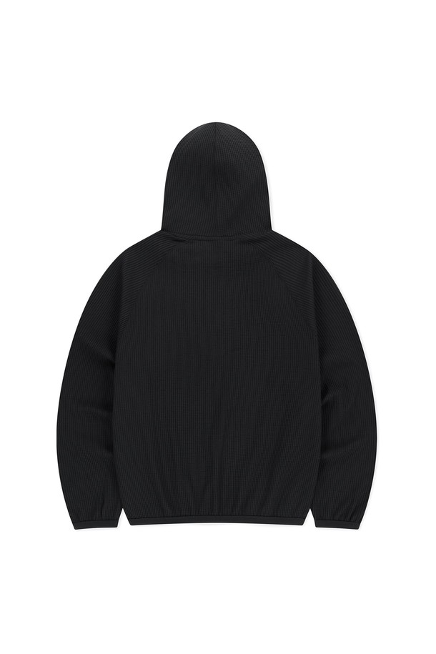 Aero 와플 후디 블랙은 가을, 겨울철에 따뜻하고 스타일리시하게 연출할 수 있는 후드티셔츠입니다. 부드러운 촉감의 폴리에스테르 소재로 제작되어 보온성과 신축성을 갖췄으며, 흡습 및 속건 기능으로 쾌적한 착용감을 제공합니다. 와플 패턴과 레귤러핏 디자인으로 스포티하면서도 캐주얼한 스타일을 연출하며, 밑단과 소맷단 밴딩으로 활동성을 더했습니다. 일상생활은 물론, 집콕룩, 산책룩 등 다양한 TPO에 활용하기 좋습니다. 기본 블랙 컬러로 어떤 옷에도 쉽게 매치할 수 있어 미니멀하면서도 세련된 스타일을 완성합니다.
