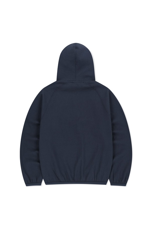 Aero 와플 후디 네이비는 가을, 겨울 시즌에 적합한 남녀 공용 후드티셔츠입니다. 부드러운 촉감의 폴리에스터 소재로 제작되었으며, 보온성과 신축성, 흡습 및 속건 기능으로 편안한 착용감을 제공합니다. 레귤러 핏에 긴 소매, 후드 디자인으로 캐주얼, 스포티, 미니멀 스타일을 연출하기 좋습니다. 와플 패턴과 네이비 컬러가 어우러져 일상복, 집콕룩, 산책룩 등 다양한 TPO에 활용할 수 있습니다. 밑단과 소맷단 밴딩, 고무 라벨 디테일이 특징입니다.
