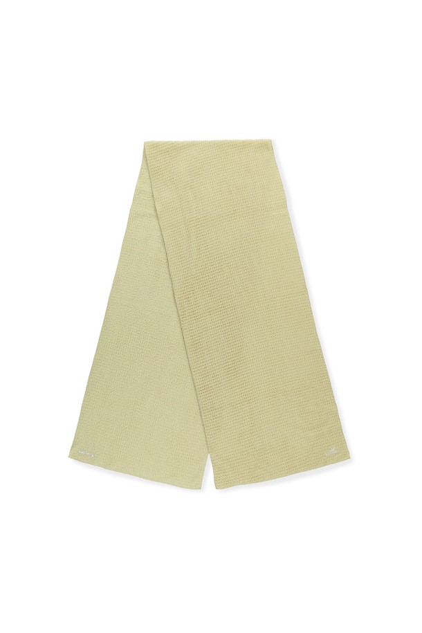 베이지 컬러의 폴라텍 알파 스카프입니다. 가을, 겨울 시즌에 활용하기 좋으며, 가볍고 통기성이 뛰어나고 속건 기능까지 갖춘 폴리에스터 소재로 제작되었습니다. 데이브레이크 로고와 폴라텍 로고 자수 디테일이 특징입니다. 얇은 두께감과 부드러운 촉감으로 편안하게 착용할 수 있으며, 산책룩이나 겨울 데일리룩에 캐주얼, 미니멀, 클래식 스타일로 연출하기 좋습니다. 폴라텍 알파 다이렉트 120 소재를 사용하여 보온성을 높였습니다.
