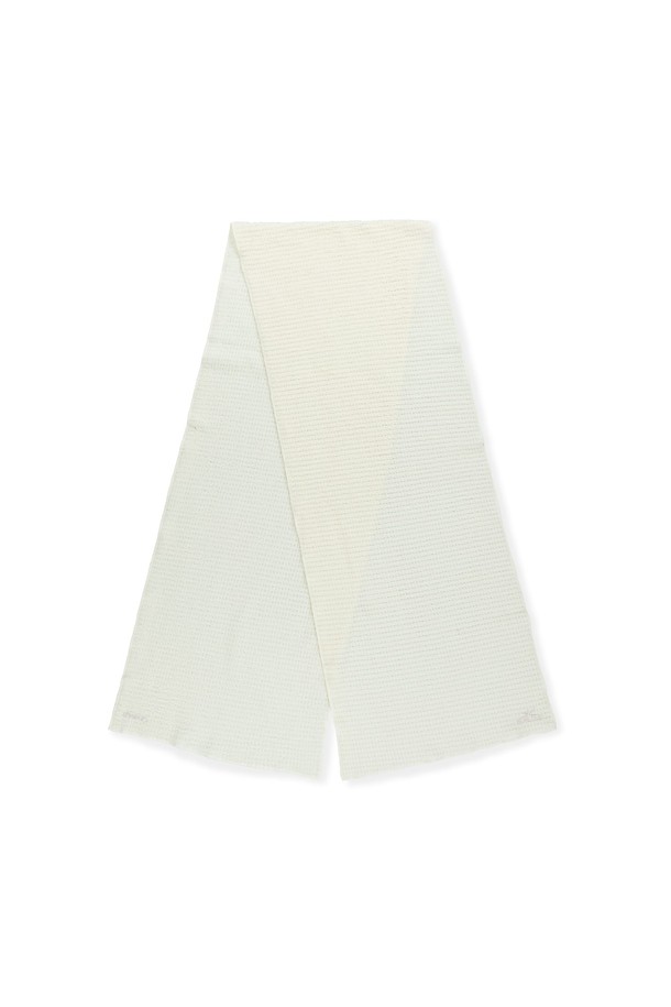 아이보리 컬러의 Polartec Alpha (폴라텍 알파) 스카프입니다. 가을, 겨울철 일상에서 활용하기 좋은 아이템으로, 가볍고 통기성이 뛰어나며 속건 기능까지 갖춘 폴리에스터 소재로 제작되었습니다. 부드러운 촉감과 얇은 두께로 편안한 착용감을 선사하며, 데이브레이크 로고와 Polartec 로고 자수가 디자인의 포인트를 더합니다. 캐주얼, 미니멀, 클래식 스타일의 가을 나들이룩과 겨울 데일리룩에 함께 매치하여 따뜻하면서도 스타일리시한 연출을 완성해보세요. Polartec Alpha Direct 120 소재를 사용하여 보온성을 높였습니다.
