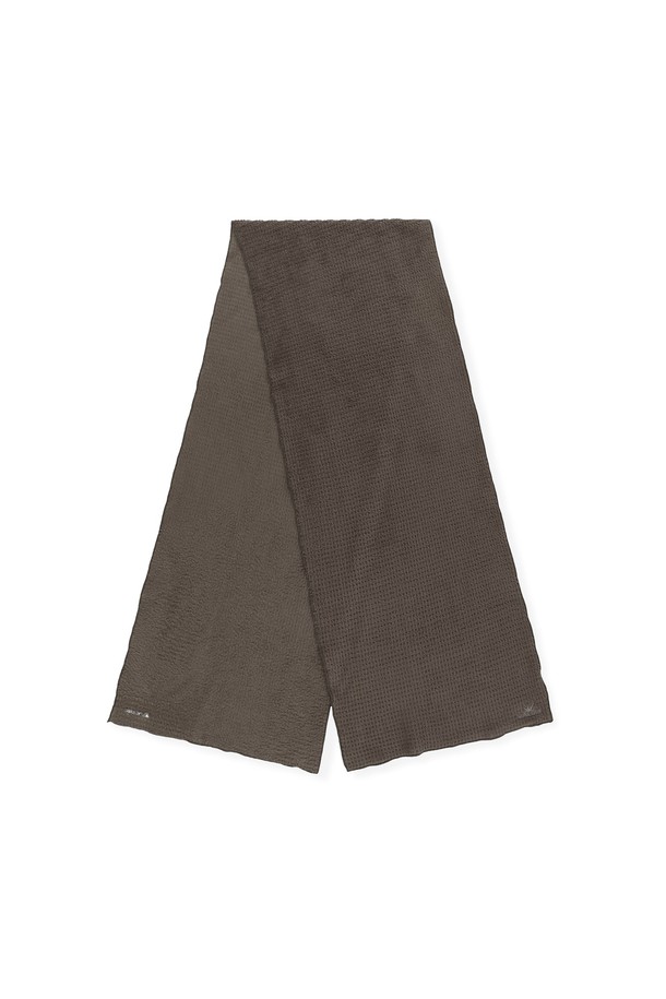 폴라텍 알파 스카프 브라운은 가을, 겨울철 일상룩, 산책룩, 여행룩에 잘 어울리는 스카프입니다. 부드러운 촉감의 폴리에스터 소재로 제작되었으며, 얇지만 경량, 통기, 속건 기능을 갖춰 쾌적하게 착용할 수 있습니다. 은은한 브라운 컬러의 무지 디자인으로, 캐주얼, 미니멀, 클래식 스타일 모두 소화 가능합니다. 데이브레이크 로고와 폴라텍 로고 자수가 포인트로 들어가 디자인의 완성도를 높였습니다. 폴라텍 알파 다이렉트 120 소재를 사용하여 보온성과 편안함을 동시에 제공합니다.
