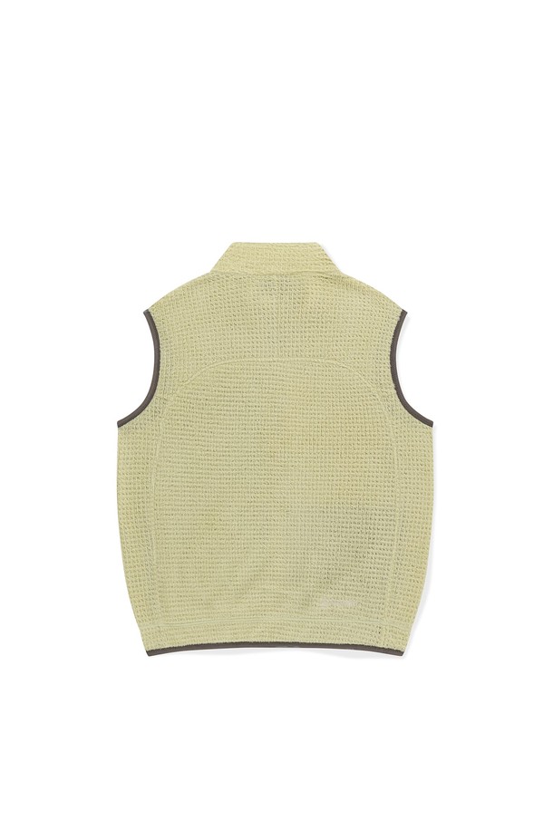 베이지 컬러의 폴라텍 알파 집업 베스트는 봄, 가을 시즌에 활용하기 좋은 남녀 공용 아우터입니다. 가볍고 통기성이 우수한 폴리에스터 소재의 폴라텍 알파 다이렉트 120 소재를 사용하여 쾌적한 착용감을 선사합니다. 레귤러 핏과 민소매 디자인으로 활동성을 높였으며, YKK 지퍼, 가슴 지퍼 포켓, 사이드 포켓, 암홀/밑단 밴드 마감 등의 디테일로 실용성을 더했습니다. 일상, 아웃도어 활동은 물론 산책룩, 여행룩, 캠핑룩 등 다양한 TPO에 캐주얼, 스포티, 미니멀 스타일로 연출하기 좋습니다.
