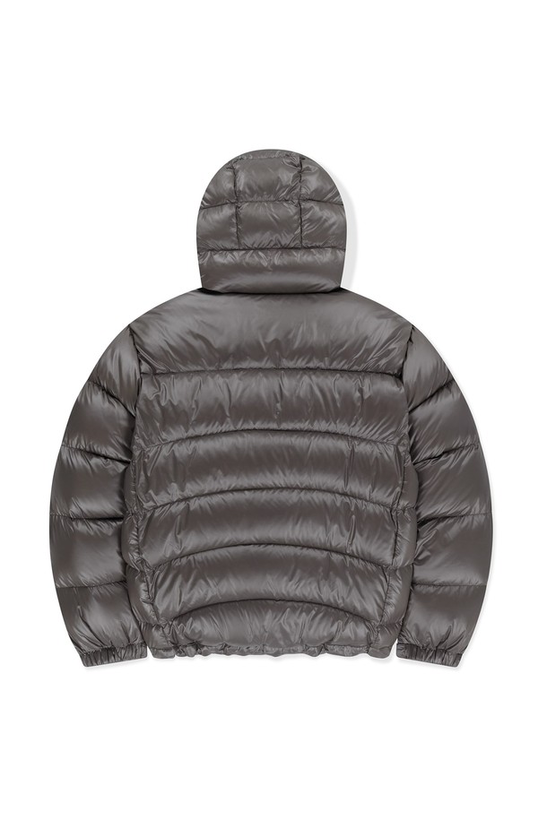 Halo (할로) 구스다운 재킷 브라운은 남녀 모두 착용 가능한 캐주얼 스타일의 겨울철 필수 아이템입니다. 90:10 비율의 구스다운 충전재가 적용되어 뛰어난 보온성을 제공하며, 가볍고 부드러운 착용감을 선사합니다. 2-way 지퍼, YKK 지퍼, 조절 가능한 후드, 소매 밴드, 밑단 스트링, 내부 포켓 등 다양한 디테일이 실용성을 더합니다. 출근룩과 여행룩에 모두 잘 어울리며, 미니멀하고 클래식한 스타일을 연출하기 좋습니다. 브라운 컬러의 무지 디자인으로 어떤 옷에도 쉽게 매치할 수 있습니다.
