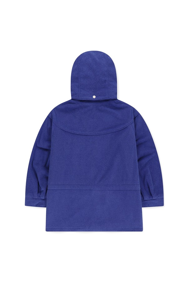 블루 컬러의 Fleece Field 재킷은 가을과 겨울에 따뜻하고 편안하게 착용하기 좋은 아우터입니다. 남녀 모두 착용 가능하며, 캐주얼 및 스포티한 스타일을 연출하기 좋습니다. 두꺼운 두께감과 부드러운 촉감의 폴리에스테르, 면 혼방 소재로 제작되었습니다. 레귤러핏으로 제작되었으며, 2-way 지퍼, YKK 지퍼, 허리 히든 스트링, 소매 스냅 조절, 후드 스트링 조절, 기모안감 포켓 등 다양한 디테일이 돋보입니다. 출근룩이나 여행룩 등 다양한 TPO에 활용할 수 있는 미니멀한 디자인의 필드 재킷입니다.
