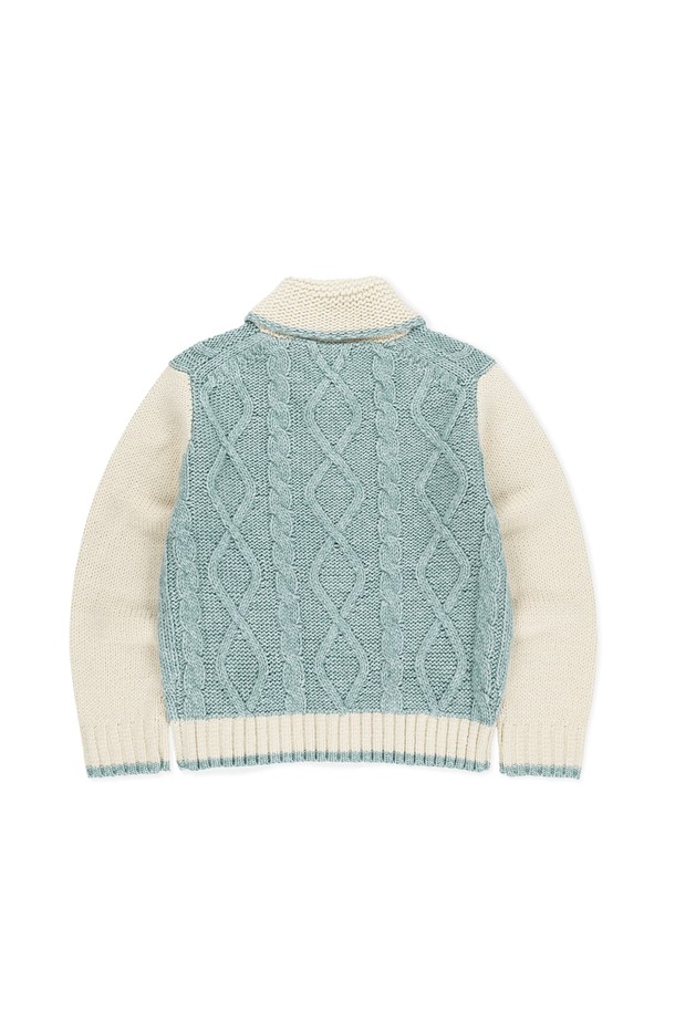 케이블 코위찬 가디건 아이보리입니다. 남녀 모두 착용 가능한 레귤러핏 가디건으로, 가을과 겨울에 따뜻하게 입을 수 있습니다. 부드러운 촉감의 아크릴과 울 혼방 소재로 제작되었으며, 두꺼운 두께감으로 보온성을 높였습니다. 케이블 패턴과 자수 아플리케 디테일이 돋보이며, 버튼 여밈 방식과 긴 소매 기장으로 디자인되었습니다. 캐주얼, 클래식, 미니멀 스타일 모두 소화 가능한 아이보리 컬러의 가디건입니다.
