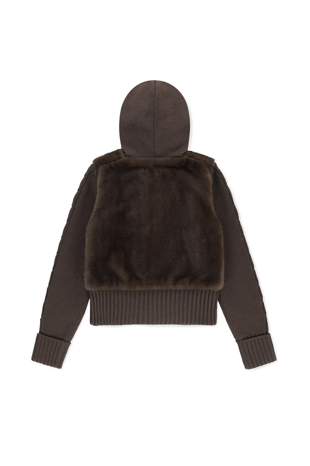 부드러운 촉감과 따뜻함을 선사하는 W 페이크 퍼 니트 집업 재킷 브라운입니다. 가을, 겨울 시즌에 어울리는 두꺼운 두께감으로 보온성을 높였으며, 캐주얼하고 미니멀한 스타일을 연출하기 좋습니다. 레귤러핏으로 편안하게 착용 가능하며, 긴 소매와 크롭 기장으로 트렌디함을 더했습니다. 무지 디자인에 집업 여밈 방식과 포켓 디테일이 더해져 실용성을 갖춘 데일리 아우터입니다. 아크릴, 울, 페이크 퍼 소재 혼방으로 제작되어 부드러운 착용감을 선사합니다.
