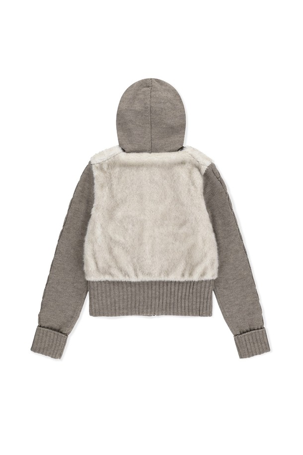 오트밀 컬러의 W 페이크 퍼 니트 집업 재킷입니다. 부드러운 촉감의 페이크 퍼와 아크릴, 울 혼방 소재로 제작되어 가을, 겨울철 따뜻하게 착용할 수 있습니다. 캐주얼, 미니멀 스타일을 즐기는 여성분들을 위한 아이템으로, 일상생활은 물론 집콕룩, 산책룩에도 잘 어울립니다. 레귤러핏 크롭 기장으로, 포켓과 신축성, 보온성을 갖춰 실용성을 더했습니다.
