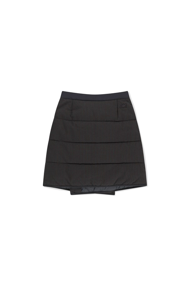 플란넬 인슐레이티드 랩 스커트 브라운은 추운 겨울에도 따뜻하고 스타일리시하게 연출할 수 있는 여성용 랩스커트입니다. 부드러운 일본산 코튼 플란넬 원단과 3M Thinsulate 충전재를 사용하여 뛰어난 보온성을 제공하며, 캐주얼, 클래식, 미니멀 스타일을 모두 소화할 수 있습니다. 허리 스트랩과 스냅 단추로 사이즈 조절이 용이하며, YKK 지퍼 포켓으로 실용성을 더했습니다. 출근룩으로도 손색없는 브라운 컬러의 체크 패턴 디자인으로, 다양한 상의와 매치하여 따뜻하면서도 세련된 겨울 패션을 완성해보세요.
