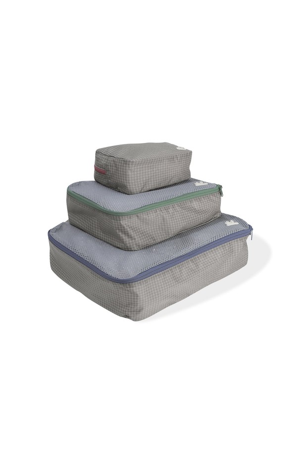 그레이 컬러의 패킹 큐브는 여행룩과 미니멀, 캐주얼 스타일을 즐겨 입는 분들께 적합합니다. 튼튼한 나일론과 폴리에스테르 소재로 제작되어 내구성이 뛰어나며, 전면 메쉬 디자인으로 내용물을 쉽게 확인할 수 있습니다. 다양한 사이즈의 큐브가 4가지 사이즈로 제공되어 짐을 효율적으로 분리 수납할 수 있습니다. YKK 지퍼와 심볼 고무 라벨 디테일이 돋보이며, 사각형 디자인으로 깔끔하게 짐을 정리할 수 있습니다. 여행 시 편리하게 사용할 수 있는 필수 아이템입니다.
