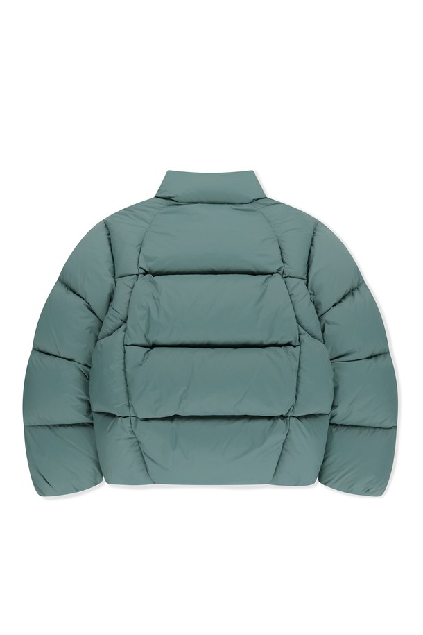 토레이 슬라이스 다운 재킷 그린은 남성용 다운자켓으로, 겨울철 골프 및 일상 활동에 적합합니다. 립스탑 원단과 덕다운 충전재를 사용하여 보온성과 활동성을 동시에 제공하며, 레귤러핏으로 편안한 착용감을 선사합니다. 2-way 지퍼, 밑단 스트링 조절, 소매 히든 밴딩, 내부 포켓 등의 디테일이 갖춰져 실용성을 높였습니다. 스포티, 캐주얼, 미니멀 스타일을 모두 소화할 수 있는 무지 디자인에 로고 프린트가 포인트를 더합니다.
