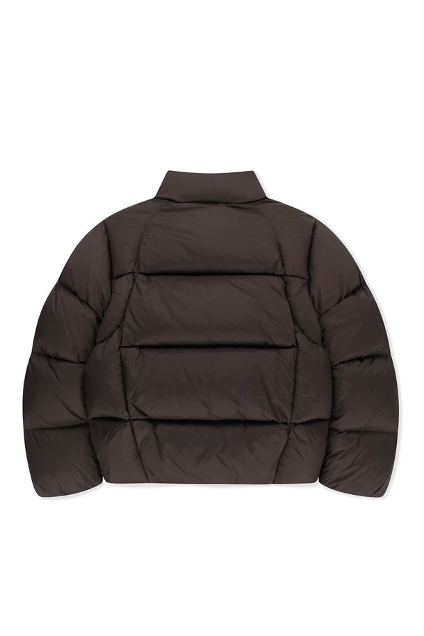 토레이 슬라이스 다운 재킷 브라운은 남성용 겨울 아우터로, 골프 및 일상 활동에 적합합니다. 프리미엄 오리털 충전재와 립스탑 원단으로 제작되어 뛰어난 보온성과 방풍 기능을 제공합니다. 미니멀하고 스포티한 디자인에 브라운 컬러가 더해져 클래식한 분위기를 연출하며, 레귤러핏으로 편안하게 착용할 수 있습니다. 2-way 지퍼, 밑단 스트링 조절, 소매 히든 밴딩, 내부 포켓 등의 디테일이 돋보이며, 로고 프린트가 포인트를 더합니다.
