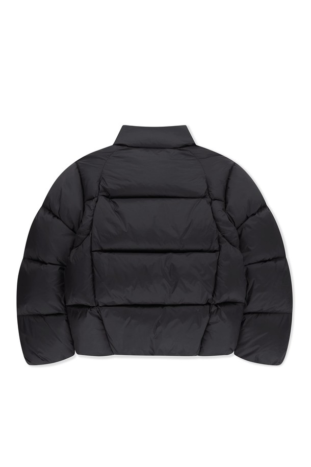 토레이 슬라이스 다운 재킷 블랙은 남성용 겨울 아우터로, 골프 및 일상생활에서 활용하기 좋은 제품입니다. 스포티하면서도 미니멀한 스타일의 블랙 무지 디자인이며, 레귤러 핏과 긴 소매 기장으로 제작되었습니다. 보온성과 방풍 기능을 갖춘 두꺼운 두께의 덕다운 충전재를 사용하여 추운 날씨에도 따뜻함을 유지합니다. 립스탑 원단, 2-way 지퍼, 밑단 스트링 조절, 소매 히든 밴딩, 내부 포켓, 로고 프린트 등 다양한 디테일이 돋보입니다.
