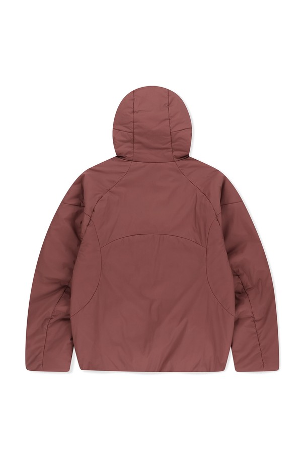 PrimaLoft Nova(프리마로프트 노바) Insulated Jacket(인슐레이티드 재킷) Brick(브릭)은 남성용 아우터로, 가을과 겨울에 골프 또는 일상에서 스포티하고 캐주얼한 스타일을 연출하기 좋습니다. 부드러운 촉감의 나일론과 폴리에스터 혼방 소재로 제작되었으며, 두꺼운 두께감으로 보온성을 높였습니다. PERTEX® QUANTUM AIR 원단과 DWR 발수 가공, 프리마로프트 충전재를 사용하여 경량성과 방수, 발수 기능을 갖췄습니다. YKK 지퍼, 후드, 밑단 스트링 조절, 소맷단 밴딩, 내부 속주머니 등의 디테일이 돋보이며, 레귤러핏에 지퍼형 여밈 방식으로 편안하게 착용할 수 있습니다.
