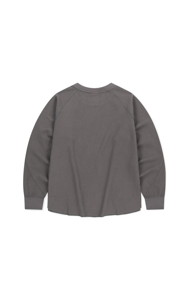 Aero 와플 LS 티 Charcoal는 남성용 상의로, 가을과 겨울에 따뜻하게 착용하기 좋은 긴소매 와플 티셔츠입니다. 차콜 컬러의 레귤러핏 디자인으로, 스포티하면서도 베이직한 스타일을 연출합니다. 부드러운 폴리에스테르 소재에 보온성과 신축성을 더해 편안한 착용감을 제공하며, 흡한속건 기능으로 활동적인 날에도 쾌적함을 유지합니다. 밑단과 소맷단 밴딩 처리 및 로고 자수 디테일이 돋보이며, 골프룩과 미니멀한 스타일 모두에 잘 어울립니다.
