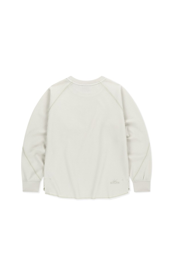 Aero 와플 LS 티 스톤은 남성용 상의로, 가을과 겨울에 착용하기 좋은 긴 소매 와플 티셔츠입니다. 스포티하면서도 베이직한 스타일로, 골프 및 일상생활에서 활용 가능합니다. 부드러운 촉감의 폴리에스터 소재로 제작되었으며, 보온성과 신축성이 뛰어나 활동성을 높여줍니다. 흡한속건 기능으로 쾌적함을 유지하며, 밑단과 소맷단 밴딩 처리로 안정적인 착용감을 제공합니다. 또한, 스톤 컬러에 로고 자수 디테일이 더해져 미니멀하면서도 세련된 골프룩을 연출합니다.
