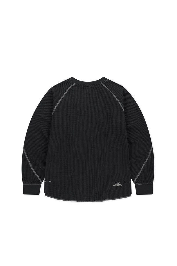 Aero 와플 LS 티 블랙은 남성용 상의로, 가을과 겨울에 따뜻하게 착용할 수 있는 긴소매 와플 티셔츠입니다. 부드러운 폴리에스테르 소재로 제작되어 편안한 착용감을 제공하며, 보온성과 신축성이 뛰어나 활동성을 보장합니다. 라운드넥과 레귤러핏 디자인으로 스포티하면서도 베이직한 스타일을 연출하며, 밑단과 소맷단 밴딩 처리로 활동적인 착용감을 더했습니다. 골프 및 일상용으로 활용 가능하며, 로고 자수 디테일이 특징입니다.
