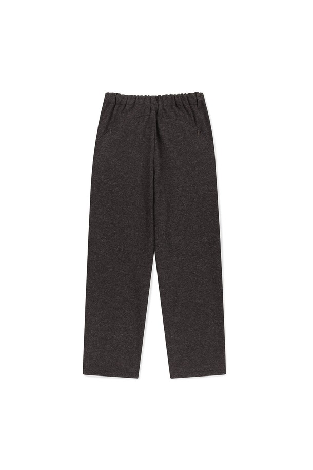 Re:newool 퀵 트라우저 브라운은 남성용 바지로, 골프 및 일상생활에서 활용하기 좋은 제품입니다. 가을, 겨울 시즌에 적합하며, 스포티하면서도 미니멀한 스타일을 연출할 수 있습니다. 일본산 고기능 친환경 리사이클 울 원단을 사용하여 부드러운 촉감과 보온성을 제공하며, 레귤러핏으로 편안하게 착용 가능합니다. 밑단 스트링 조절, 핸드폰/볼마커 수납 포켓, 볼파우치/키링 걸이용 뒷고리 등의 실용적인 디테일을 갖추고 있습니다. 비즈니스 캐주얼 및 골프룩에 모두 잘 어울리는 클래식한 디자인의 긴바지입니다.
