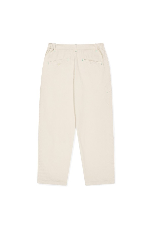 Cord Right 치노 아이보리는 캐주얼, 스포티 스타일의 남성 골프룩을 위한 치노 팬츠입니다. 봄, 여름, 가을 시즌에 적합하며, 부드러운 코듀로이와 면 혼방 소재로 제작되어 편안한 착용감을 선사합니다. 허리 밴딩이 있어 활동성을 높였으며, 좌우 허리 밴드, 시그니처 오른쪽 포켓, 내부 별도 포켓, 기울어진 백포켓, 무릎 다트 디테일로 디자인의 완성도를 높였습니다. 레귤러핏으로 제작되어 편안하면서도 세련된 스타일을 연출합니다.

