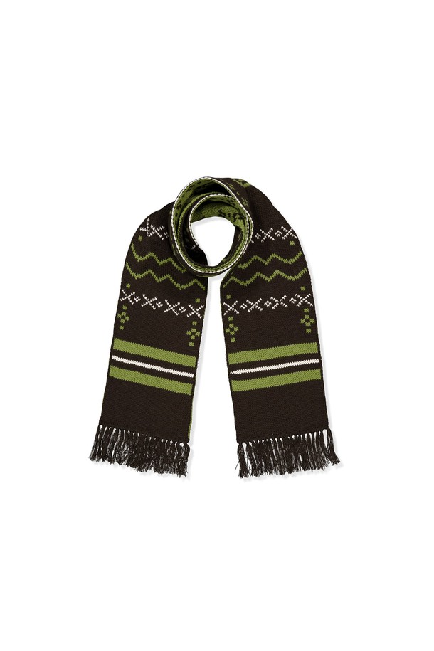 [HOME ALONe] 머플러 브라운은 부드러운 촉감의 아크릴, 폴리에스테르 혼방 소재로 제작되어 가을, 겨울철 따뜻함을 선사합니다. 브라운과 그린 컬러의 그래픽 자카드 패턴이 돋보이며, 두꺼운 두께감과 보온 기능으로 캐주얼한 스타일을 연출합니다. 양면 사용이 가능한 리버서블 디자인으로 실용성을 높였으며, 전면과 후면 구분 없이 편안하게 착용할 수 있습니다. 산책룩, 캠핑룩 등 다양한 TPO에 활용 가능하며, 캐주얼, 클래식, 미니멀 스타일을 즐겨 입는 분들께 추천합니다.
