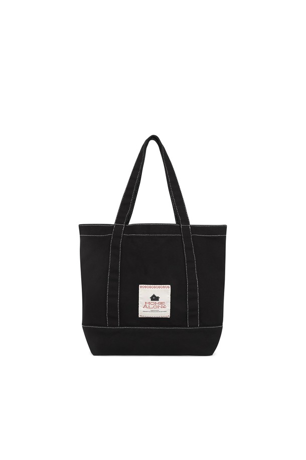 [HOME ALONe] 듀들 토트 블랙은 캐주얼하고 미니멀한 스타일을 추구하는 여성 고객을 위한 토트백입니다. 부드러운 촉감의 고밀도 트윌 면 소재에 바이오 워싱 가공을 더해 내구성을 높였습니다. 블랙 컬러 바탕에 그래픽 프린트와 나염 디자인으로 포인트를 주어 개성 있는 스타일을 연출할 수 있습니다. 넉넉한 수납 공간으로 일상생활에서 실용적으로 사용할 수 있으며, 사각형 쉐입이 특징입니다. 캐주얼한 의상에 매치하여 편안하면서도 트렌디한 룩을 완성해보세요.
