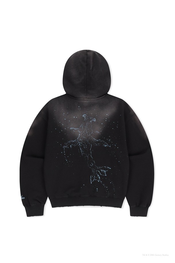 [AVATAR] 페이디드 후디 블랙은 남성용 상의로, 봄, 가을 시즌에 골프 및 일상용으로 활용하기 좋은 후디입니다. 캐주얼, 스포티한 스타일을 연출하며, 레귤러핏과 레귤러 기장으로 편안한 착용감을 선사합니다. 면과 폴리에스테르 혼방 소재로 제작되어 부드러운 촉감을 자랑하며, 얇은 두께감으로 활동성을 높였습니다. 캥거루 포켓, 밑단 및 소맷단 밴딩, 그래픽 나염, 로고 자수 디테일이 돋보입니다.
