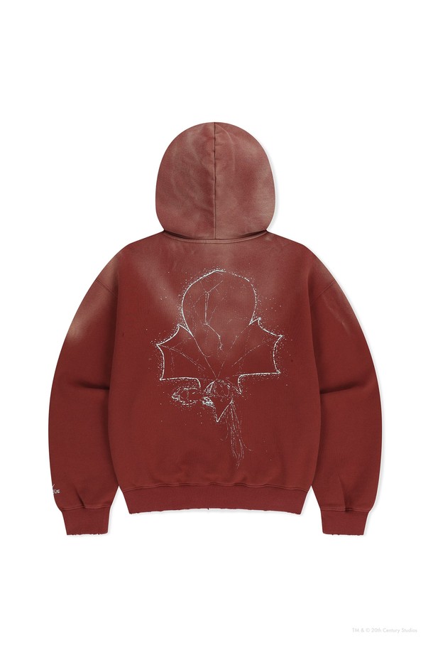 [AVATAR] 페이드 후디 레드입니다. 봄, 가을에 착용하기 좋은 남성용 후드티로, 캐주얼 및 스포티한 스타일을 연출할 수 있습니다. 부드러운 면과 폴리에스테르 혼방 소재로 제작되었으며, 얇은 두께감으로 편안한 착용감을 선사합니다. 워싱 디테일과 캥거루 포켓, 밑단 및 소맷단 밴딩, 그래픽 나염, 로고 자수 등의 특징을 가지고 있습니다. 골프룩으로도 활용 가능하며, 레귤러핏으로 제작되었습니다.
