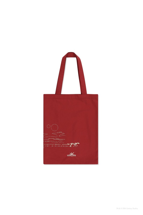 [AVATAR] 토트백 레드는 산뜻한 레드 컬러에 아바타 우드 스프라이트 시드 소울 테마의 로고, 캐릭터, 그래픽 자수 디자인이 돋보이는 여성용 토트백입니다. 미디엄 사이즈의 면 소재로 제작되어 넉넉한 수납공간을 제공하며, 고밀도 코튼 원단과 노말 워싱 처리로 부드러운 질감을 자랑합니다. 오픈형 디자인과 사각 모양으로 실용성을 더했으며, 손잡이 디테일로 편안하게 들 수 있습니다. 데이트룩, 여행룩, 봄 소풍룩 등 캐주얼, 미니멀, 클래식 스타일의 다양한 TPO에 활용하기 좋습니다.
