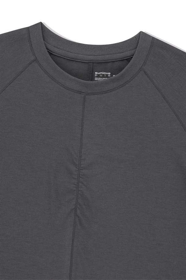 **Polartec Delta FlexAir Tee Purple**는 남성용 반팔 티셔츠로, 여름철 골프 및 일상 활동에 적합합니다. 폴리에스터와 폴리우레탄 혼방의 부드러운 소재, 레귤러핏, 라운드넥 디자인으로 편안한 착용감을 제공하며, 흡습, 냉감, 속건, 방취, 신축성, 통기 기능을 갖춰 활동성을 높였습니다. 퍼플 색상의 무지 티셔츠로, 앞판 셔링, 밑단 트임, 데이브레이크 및 Polartec 로고 프린트, 활동성을 고려한 절개 디테일이 특징입니다.
