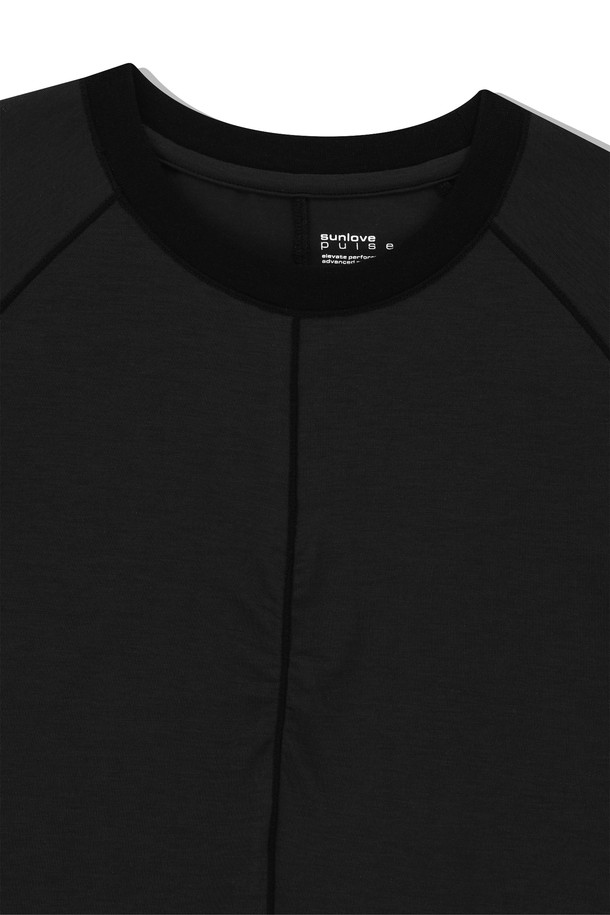 Polartec Delta FlexAir Tee Black는 여름철 골프 및 일상생활에서 시원하고 쾌적하게 착용할 수 있는 남성용 반팔 티셔츠입니다. 폴리에스터와 폴리우레탄 혼방의 Polartec® Delta™ 원단을 사용하여 뛰어난 냉감, 흡습, 속건, 통기 기능을 제공하며, 부드러운 촉감과 가벼운 착용감을 선사합니다. 레귤러핏 라운드넥 디자인에 앞판 셔링, 밑단 트임, 활동성을 고려한 절개 디테일이 더해져 스포티한 스타일을 연출하며, 데이브레이크 및 Polartec 로고 프린트로 포인트를 더했습니다.
