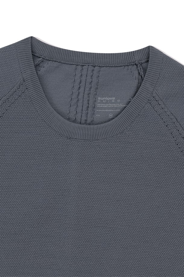 남성용 Engineered Knit Tee는 여름철 골프 및 스포츠 활동에 적합한 스포티한 니트 티셔츠입니다. 부드러운 촉감의 폴리에스터 소재에 냉감, 통기, 흡습, 속건, 경량 기능을 더해 쾌적한 착용감을 제공합니다. 다양한 조직 기법 혼합 설계 및 기능성 원사 사용으로 활동성을 높인 레귤러핏 라운드넥 반소매 퍼플 컬러 티셔츠입니다.
