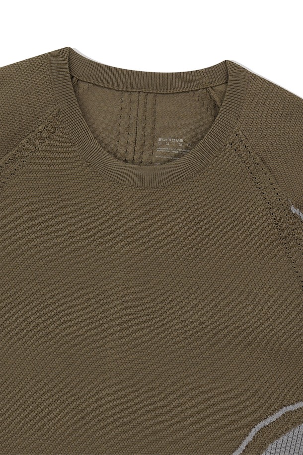 Engineered Knit Tee Brown은 남성용 상의 카테고리에 속하는 브라운 컬러의 니트 티셔츠입니다. 여름철 골프 및 일상 활동에 적합하며, 레귤러핏에 라운드넥 디자인으로 제작되었습니다. 폴리에스터 소재를 사용하여 얇고 가벼우며, 냉감, 통기, 흡습, 속건 기능을 갖춘 반소매 무지 티셔츠입니다.
