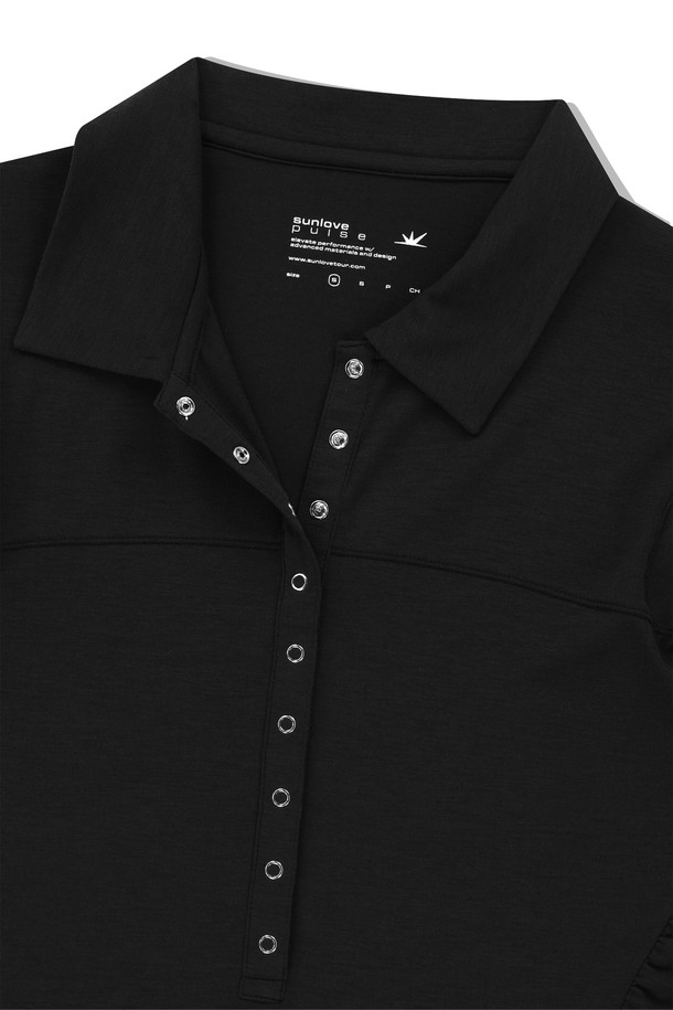 W Polartec Delta FlexAir Polo Black은 부드러운 촉감과 뛰어난 통기성을 자랑하는 여성용 폴로 티셔츠입니다. 흡습속건, 냉감, 방취 기능이 있어 여름철 골프 및 일상 활동에 적합하며, 레귤러 핏과 반소매 기장으로 편안한 착용감을 제공합니다. Polartec Delta 원단을 사용하여 기능성을 높였으며, 몸판 사이드 셔링, 곡선 스티치, 전면 스냅 여밈 디테일로 스포티한 스타일을 연출합니다.
