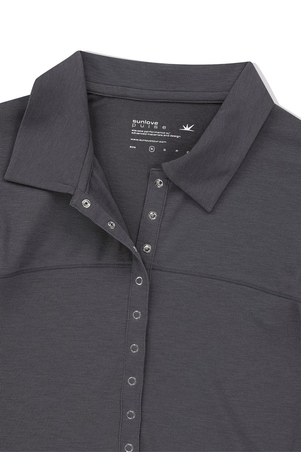 W Polartec Delta FlexAir Polo Purple은 여성용 폴로 티셔츠로, 뛰어난 통기성과 흡습속건 기능의 Polartec Delta 원단을 사용하여 여름철 골프 및 일상 활동에 적합합니다. 부드러운 촉감과 신축성으로 편안한 착용감을 제공하며, 레귤러핏에 반소매 기장과 폴로넥 디자인으로 스포티한 스타일을 연출합니다. 얇은 두께감에 셔링, 곡선 스티치, 전면 스냅 디테일이 더해져 세련된 디자인을 완성합니다.
