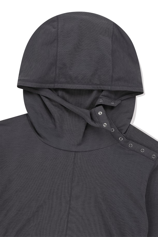 여름철 골프 및 일상에서 스포티하게 활용 가능한 여성용 W Polartec Delta FlexAir Hoodie Purple입니다. 폴리에스테르, 라이오셀, 폴리우레탄 혼방의 Polartec® Delta™ 원단으로 제작되어 냉감, 흡습, 속건, 방취, 신축성, 통기, 경량의 기능을 제공하며 부드러운 촉감을 자랑합니다. 레귤러 핏, 긴 소매, 후드 디자인에 몸판 사이드 셔링, 전면 절개 디테일, 소매 핑거홀, 옆넥 스냅 등의 특징을 더해 활동성과 스타일을 동시에 잡았습니다.
