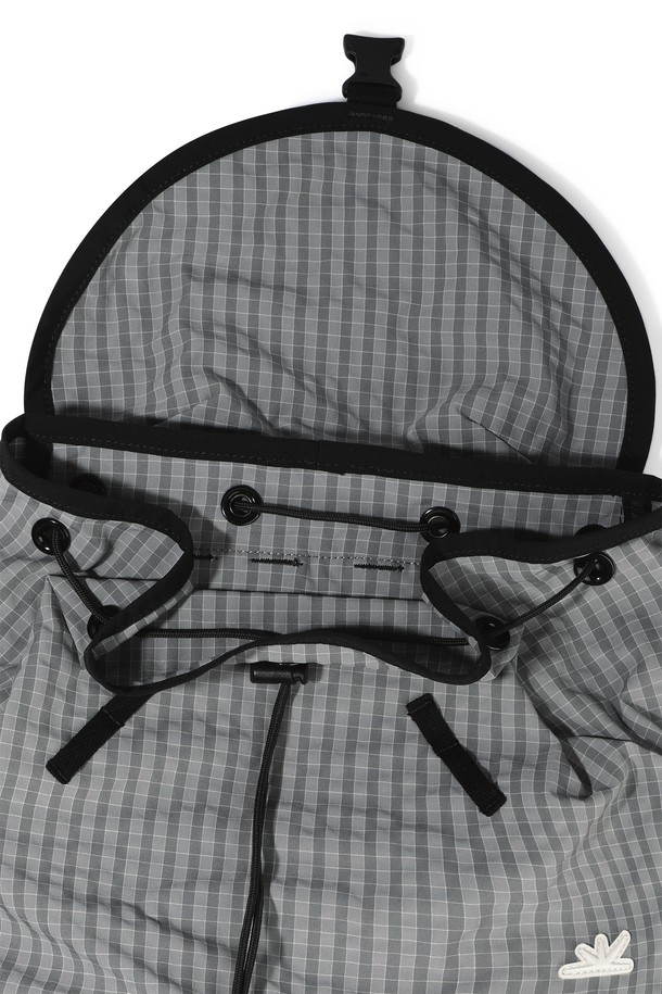 Explorer 데이팩 그레이 그리드는 면과 나일론 혼방 소재로 제작된 미디엄 사이즈 데이팩입니다. 체크 패턴과 버클, 데이브레이크 심볼 라벨이 디자인 포인트이며, 스트링으로 조절 가능한 메인 포켓, 측면 지퍼 포켓, 키링 루프 디테일이 특징입니다. 버클형, 지퍼형, 조임용 끈으로 잠금 방식을 제공하여 수납의 편리성을 더했습니다. 캐주얼, 시티보이, 미니멀 스타일을 즐기는 남성분들에게 여행룩, 산책룩, 가을 나들이룩에 매치하기 좋은 가방입니다.
