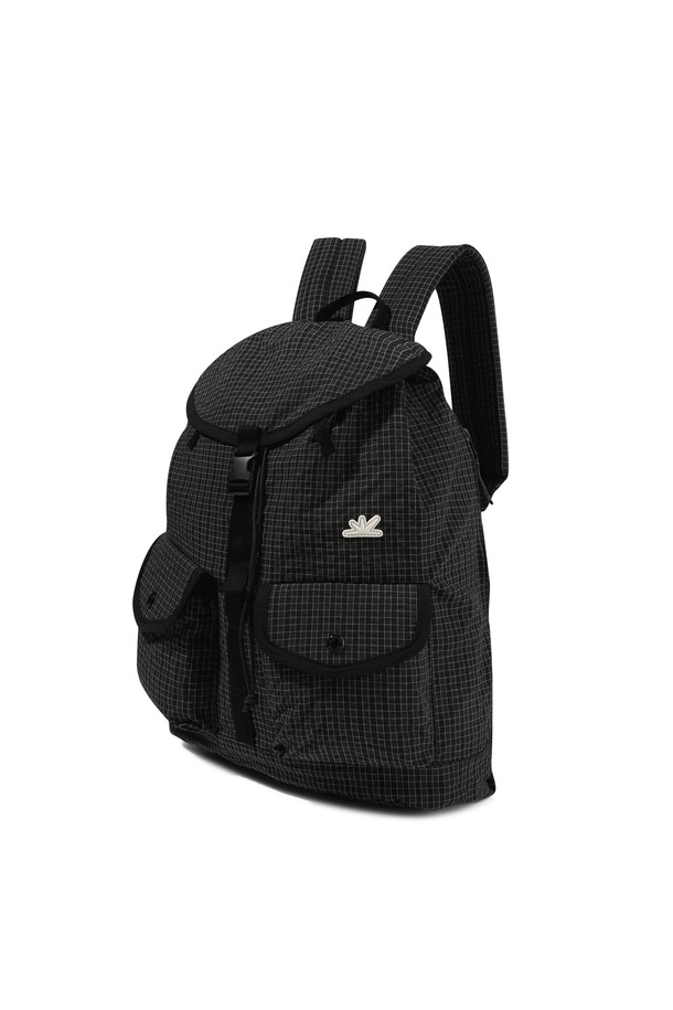 Explorer Daypack Black Grid (익스플로러 데이팩 블랙 그리드)는 남성을 위해 디자인된 미디엄 사이즈의 사각 가방입니다. 면과 나일론 소재를 사용하여 제작되었으며, 블랙 컬러에 그리드 패턴이 돋보입니다. 버클과 스트링 디자인으로 포인트를 주었으며, 메인 포켓 상단 스트링 조절, 메인 포켓 측면 지퍼, 키링 루프 디테일, 데이브레이크 심볼 라벨 등의 특징을 갖추었습니다. 캐주얼, 미니멀, 시티보이 스타일의 여행룩, 산책룩, 겨울 데일리룩에 매치하기 좋습니다. 버클형과 지퍼형 잠금 방식으로 내용물을 안전하게 보관할 수 있습니다.

