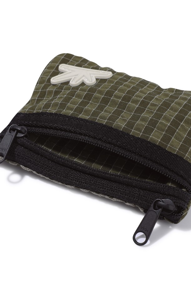 데이브레이크 Zip 카드 파우치 올리브 그리드는 여성 고객을 위한 미니멀하고 캐주얼한 카드 파우치입니다. 올리브 그린 컬러에 그리드(체크) 패턴이 돋보이며 메쉬 포켓과 2개의 지퍼 포켓, 탈부착 가능한 넥 스트랩으로 실용성을 높였습니다. 폴리에스테르와 레이온 소재로 제작되었으며, 사각형 디자인에 고무 라벨 장식이 포인트입니다. 데이트룩, 동네 마실룩, 쇼핑룩 등 다양한 TPO에 미니멀, 캐주얼, 클래식 스타일로 연출하기 좋습니다.

