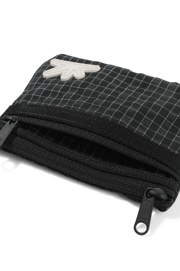 Zip Card Pouch (집 카드 파우치) Black Grid는 여성용 카드 파우치입니다. 폴리에스터와 레이온 소재의 블랙 컬러, 체크 패턴의 스몰 사이즈 가방으로, 미니멀, 클래식, 캐주얼 스타일을 연출하기 좋습니다. 데이트룩, 쇼핑룩, 카페룩 등 다양한 TPO에 활용할 수 있으며, 탈부착 넥스트랩과, 데이브레이크 심볼, 2개의 지퍼 포켓과 메쉬 포켓이 실용성을 더합니다. 사각형 디자인에 지퍼형 잠금 방식으로 소지품을 안전하게 보관할 수 있는 카드지갑입니다.
