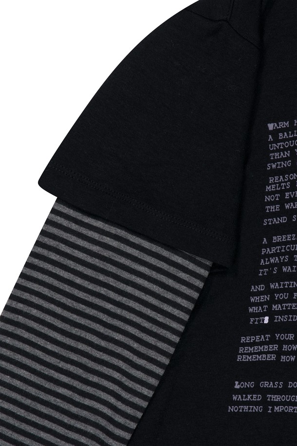 W 프로즈 레이어드 후드 티 블랙은 여성 골프 및 일상용으로 적합한 후드 티셔츠입니다. 봄, 가을에 어울리는 얇은 두께의 크롭 기장으로, 스포티하면서도 캐주얼한 스타일을 연출합니다. 레이온, 폴리에스테르, 스판덱스 혼방 소재로 제작되어 부드러운 촉감과 신축성을 제공하며, 스트라이프 무늬와 레이어드 디자인이 특징입니다. 긴 소매와 레귤러 핏으로 편안하게 착용 가능하며, 골프룩 연출에도 활용할 수 있습니다.
