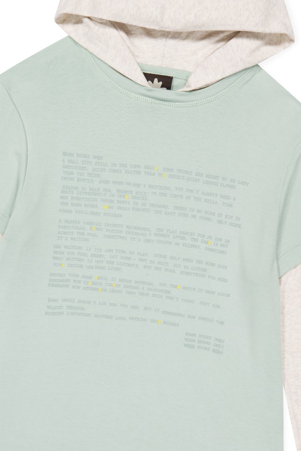 W 프로즈 레이어드 후드 티 민트는 여성 골프 및 일상용으로 적합한 후드 티셔츠입니다. 민트와 화이트 두 가지 색상으로 제공되며, 봄, 가을에 착용하기 좋습니다. 부드러운 레이온과 스판덱스 혼방 소재로 제작되어 신축성이 뛰어나 편안한 착용감을 선사합니다. 크롭 기장의 레귤러핏 디자인에 레이어드 스타일과 그래픽 나염 디테일을 더해 스포티하면서도 캐주얼한 무드를 연출합니다. 얇은 두께감으로 간절기에도 활용하기 좋은 아이템입니다.
