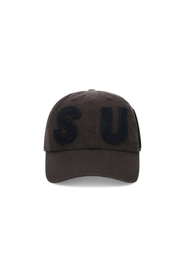 엠브로 캐피탈 캡 브라운은 부드러운 촉감의 고밀도 16수 면 옥스포드 원단으로 제작된 캡모자입니다. 브라운 컬러에 빅 로고 볼드 체인 스티치 자수가 포인트로, 캐주얼, 미니멀, 클래식 스타일을 모두 소화할 수 있습니다. 봄, 여름, 가을 계절에 착용하기 좋으며, 일상, 동네 마실, 산책, 여행 등 다양한 TPO에 활용 가능합니다. 챙 넓이 7.2cm, 모자 깊이 17cm로 제작되었으며, 사이즈 조절 스트랩이 있어 편안하게 착용할 수 있습니다.
