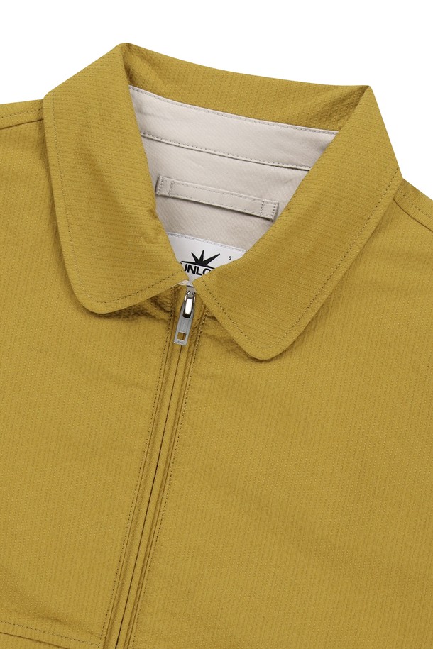 Loom 스윙 재킷 옐로우는 남성 골프 및 일상 용도로 제작된 아우터입니다. 봄, 여름 시즌에 적합하며 스포티, 캐주얼 스타일을 연출합니다. 옐로우 컬러의 무지 디자인이며, 레귤러 핏으로 제작되었습니다. 면, 나일론, 폴리에스테르 혼방 소재로 부드러운 촉감을 선사하며, 얇은 두께감으로 통기성을 높였습니다. YKK 지퍼와 스냅 버튼 여밈 방식, 메쉬 안감, 벤틸레이션 디테일, 밑단 및 소맷단 밴딩 처리 등의 특징을 갖춘 스윙 재킷입니다.
