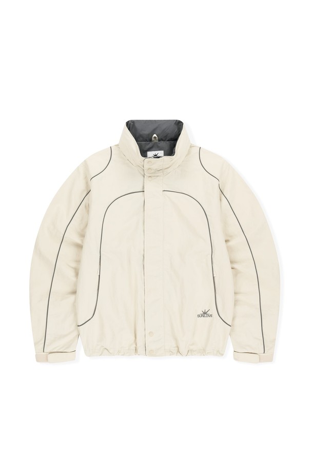 크레센트 윈드브레이커 아이보리는 남녀 공용으로, 골프 및 일상생활에서 활용하기 좋은 윈드브레이커입니다. 봄, 가을 계절에 적합하며, 스포티하고 캐주얼한 스타일을 연출할 수 있습니다. 무지 디자인에 레귤러핏으로 제작되었으며, 지퍼 여밈 방식입니다. 나일론과 면 혼방의 얇은 두께로 제작되어 활동성을 높였습니다. 패커블 후드, YKK 지퍼, 앞판 사이드 포켓, 가슴 포켓, 후드/밑단 스트링 조절, 소맷단 벨크로 조절, 로고 자수 등의 특징을 갖추고 있어 실용적이며, 방풍 및 사이즈 조절 기능을 제공합니다.
