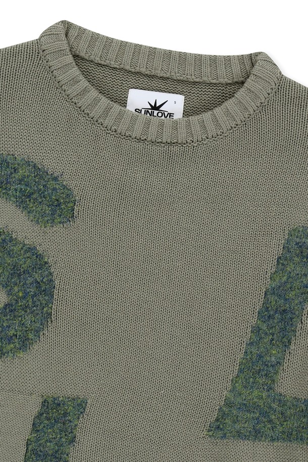 캐피탈 크루넥 니트 그레이는 부드러운 면 소재로 제작되어 편안한 착용감을 선사합니다. 가을과 겨울, 골프 및 일상에서 활용하기 좋은 남성용 니트/스웨터입니다. 레귤러 핏, 라운드넥 디자인에 부클 캐피탈 그래픽 자카드 패턴이 돋보이며, 보온성과 신축성을 갖춰 활동성을 높였습니다. 스포티하면서도 캐주얼한 스타일로, 겨울 데일리룩과 골프룩에 모두 잘 어울립니다. 긴 소매 기장과 두꺼운 두께감으로 따뜻하게 착용 가능합니다.
