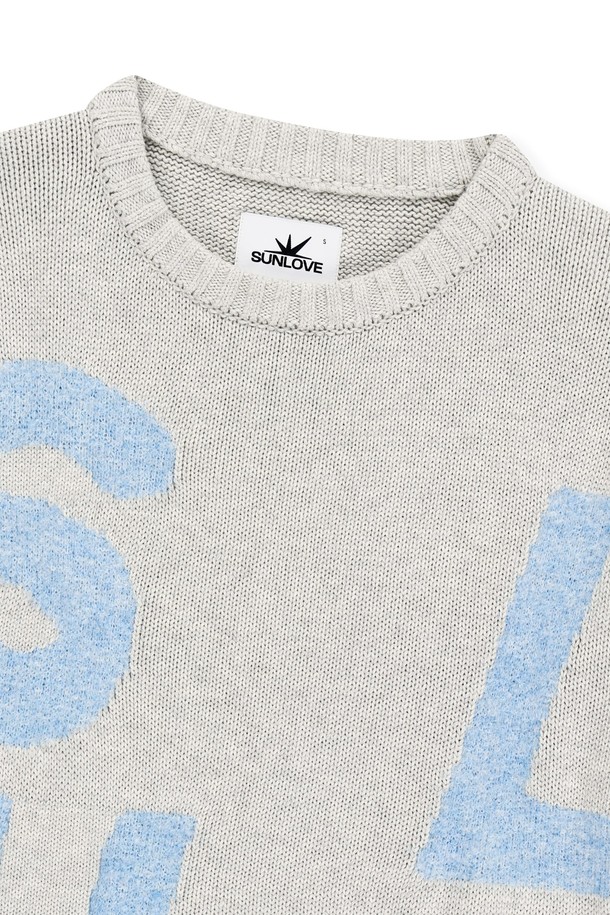 캐피탈 크루넥 니트 헤더 아이보리, 남성 골프 및 일상 착용에 적합한 니트 스웨터입니다. 부드러운 촉감의 면 소재와 보온성이 뛰어난 두꺼운 두께로 가을, 겨울에 따뜻하게 착용할 수 있습니다. 라운드넥 디자인에 레귤러 핏으로 제작되었으며, 캐주얼, 스포티, 클래식 스타일을 모두 소화합니다. 기능성 코튼 원사를 사용하여 신축성을 더했으며, 자카드 로고 패턴이 돋보이는 디자인입니다. 골프룩과 겨울 데일리룩에 모두 활용할 수 있습니다.
