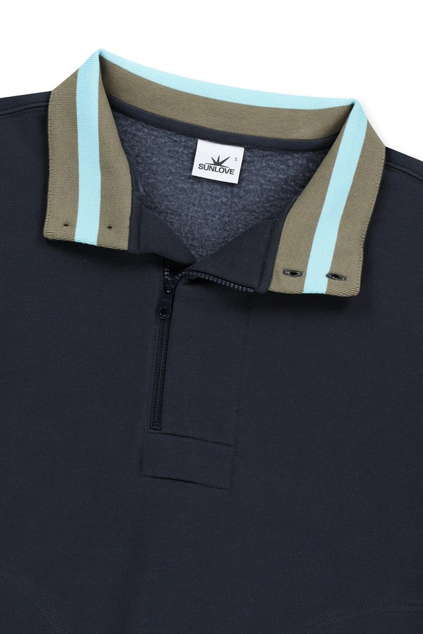 캐빈 하프 집 스웨트 네이비는 남성용 상의로, 가을과 겨울에 착용하기 좋습니다. 하프넥 디자인에 부드러운 촉감의 면과 폴리에스테르 혼방 소재로 제작되었으며, 두꺼운 두께감과 기모 안감으로 보온성을 높였습니다. 스포티하고 캐주얼한 스타일로 골프룩과 일상복으로 활용 가능하며, 로고 자수와 사이드 포켓, 밑단 및 소맷단 밴딩 디테일이 특징입니다. 레귤러 핏으로 편안하게 착용할 수 있는 긴소매 스웨트셔츠입니다.
